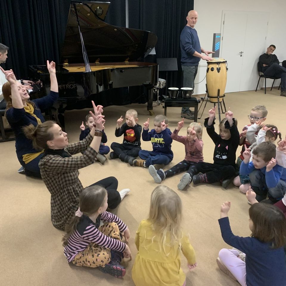 Hudba je všade naokolo