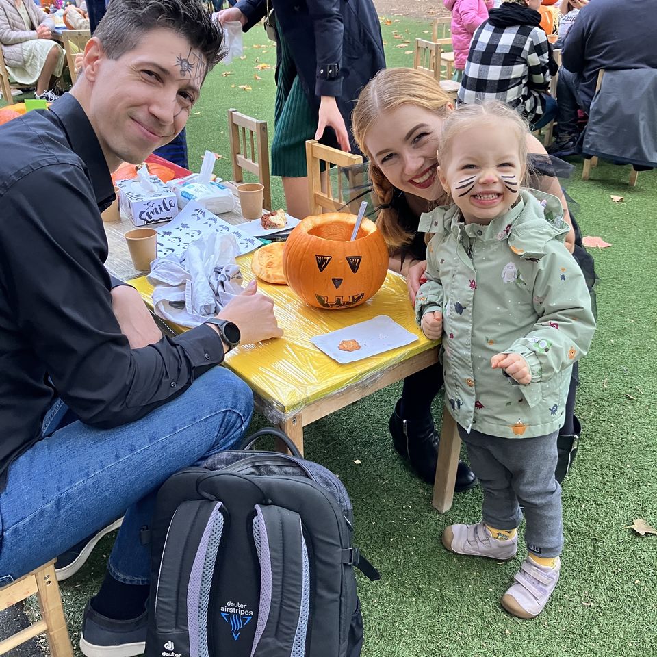 Vyrezávanie tekvičiek s rodičmi