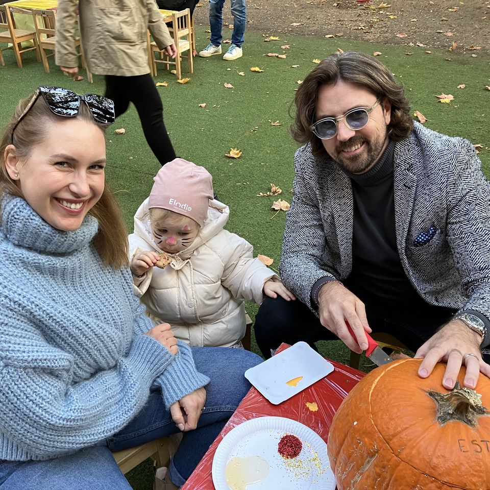 Vyrezávanie tekvičiek s rodičmi