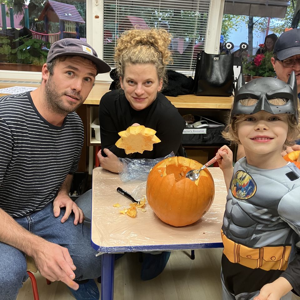 Vyrezávanie tekvičiek s rodičmi