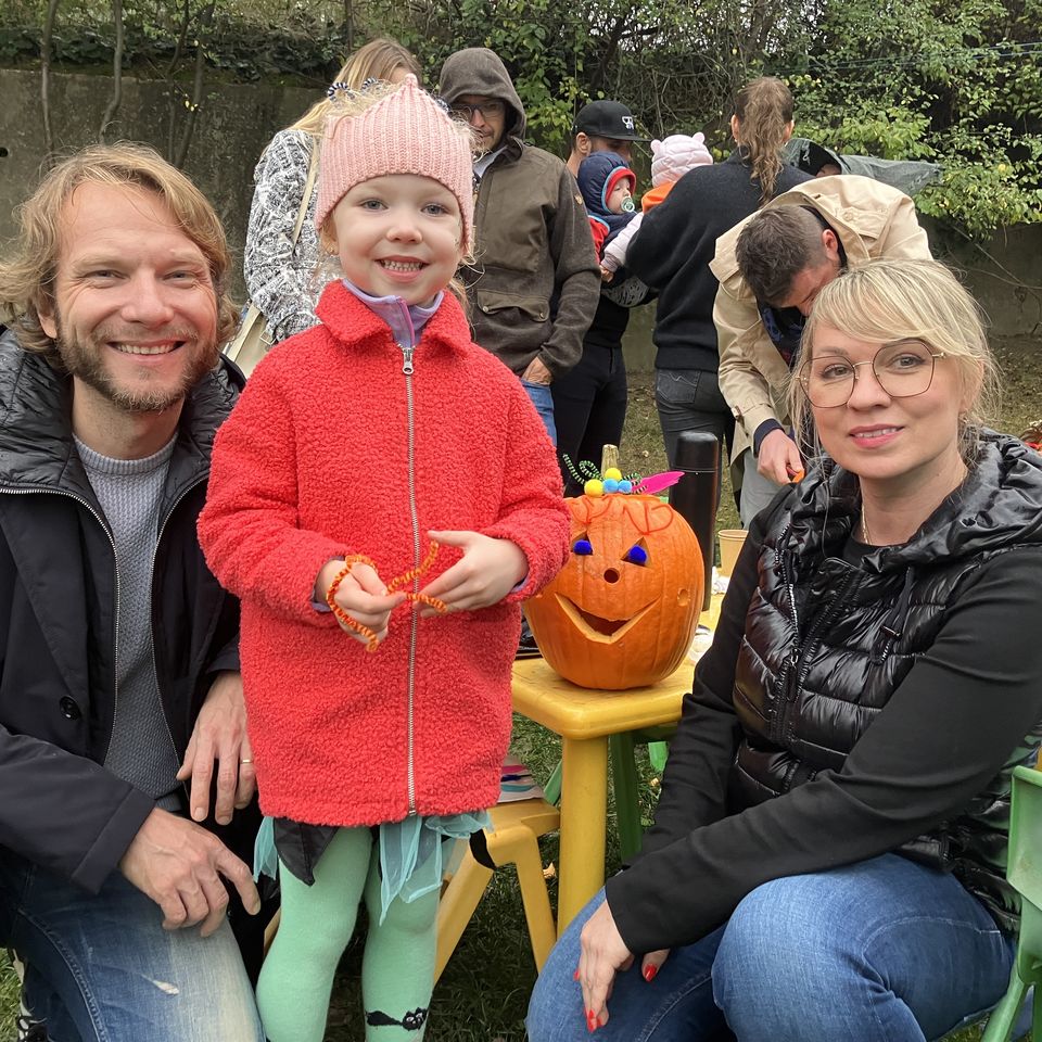 Vyrezávanie tekvičiek s rodičmi