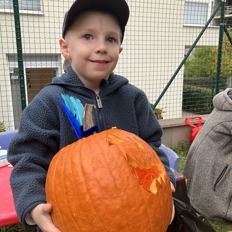 Vyrezávanie tekvičiek s rodičmi