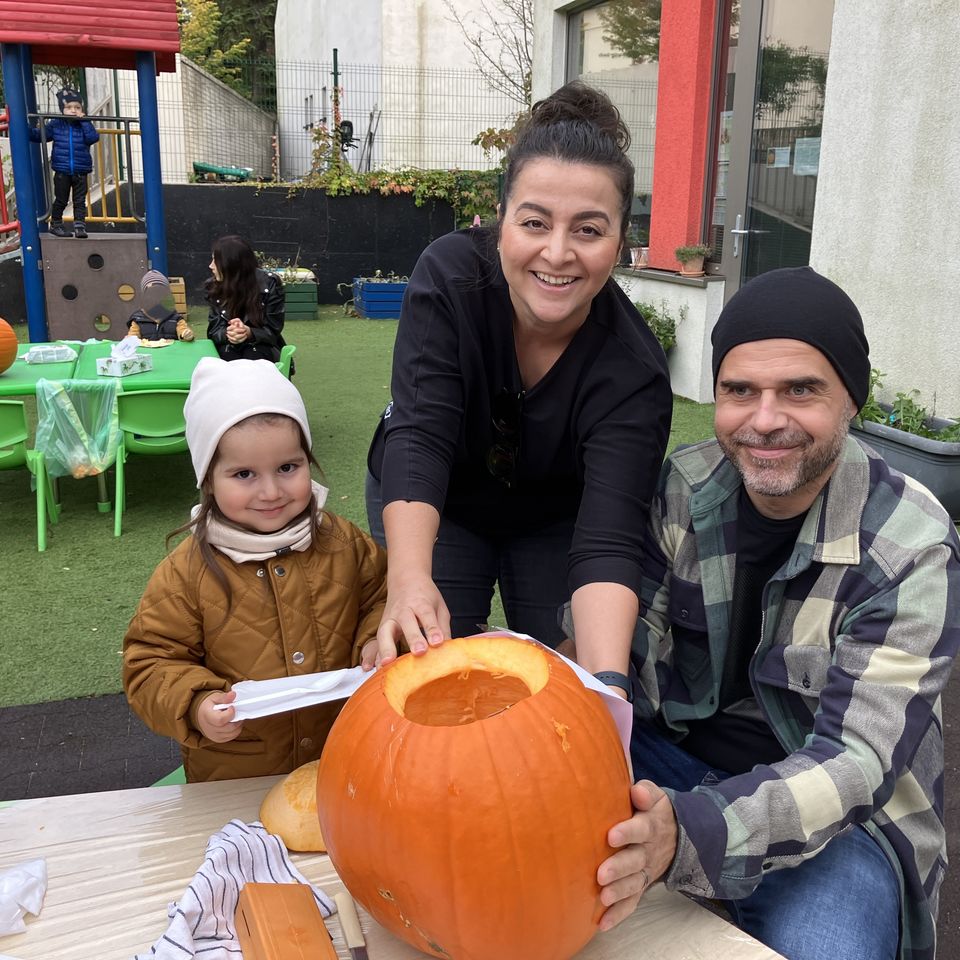 Vyrezávanie tekvičiek s rodičmi