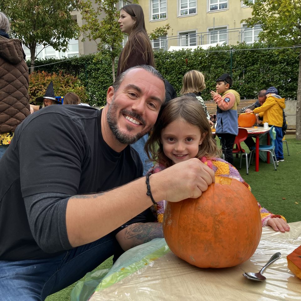 Vyrezávanie tekvičiek s rodičmi