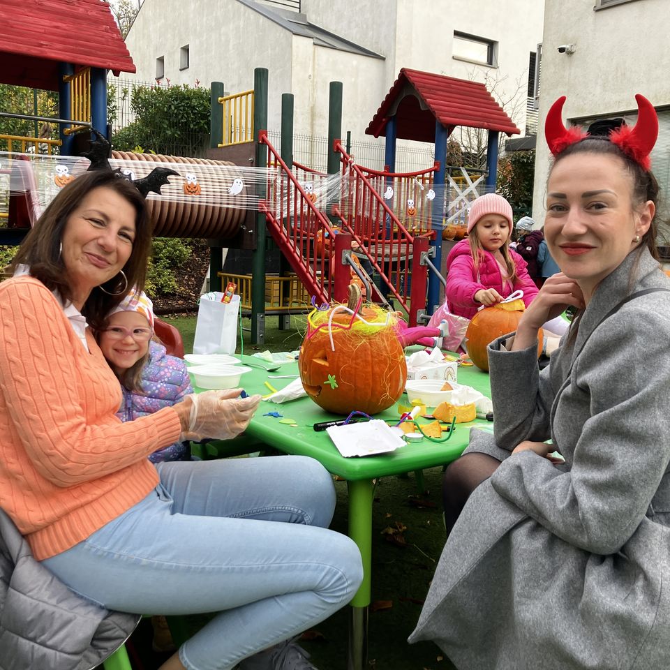 Vyrezávanie tekvičiek s rodičmi