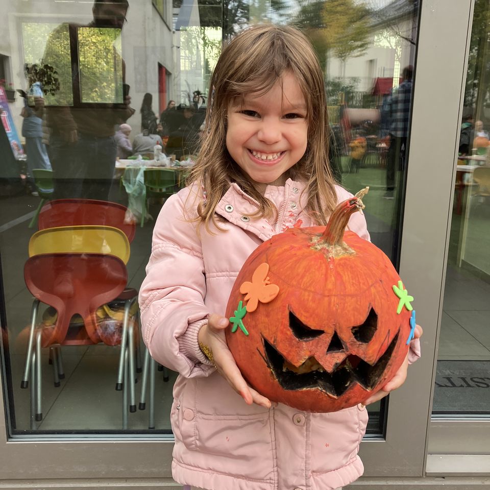 Vyrezávanie tekvičiek s rodičmi