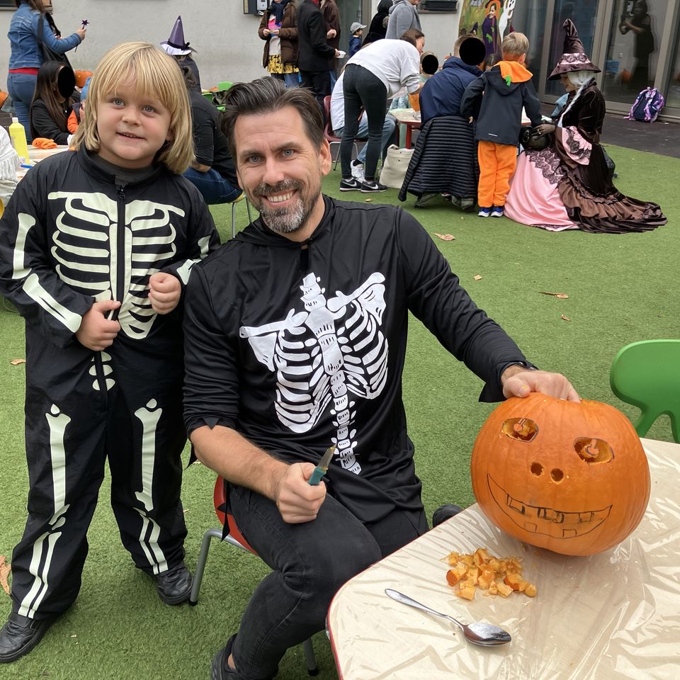 Vyrezávanie tekvičiek s rodičmi