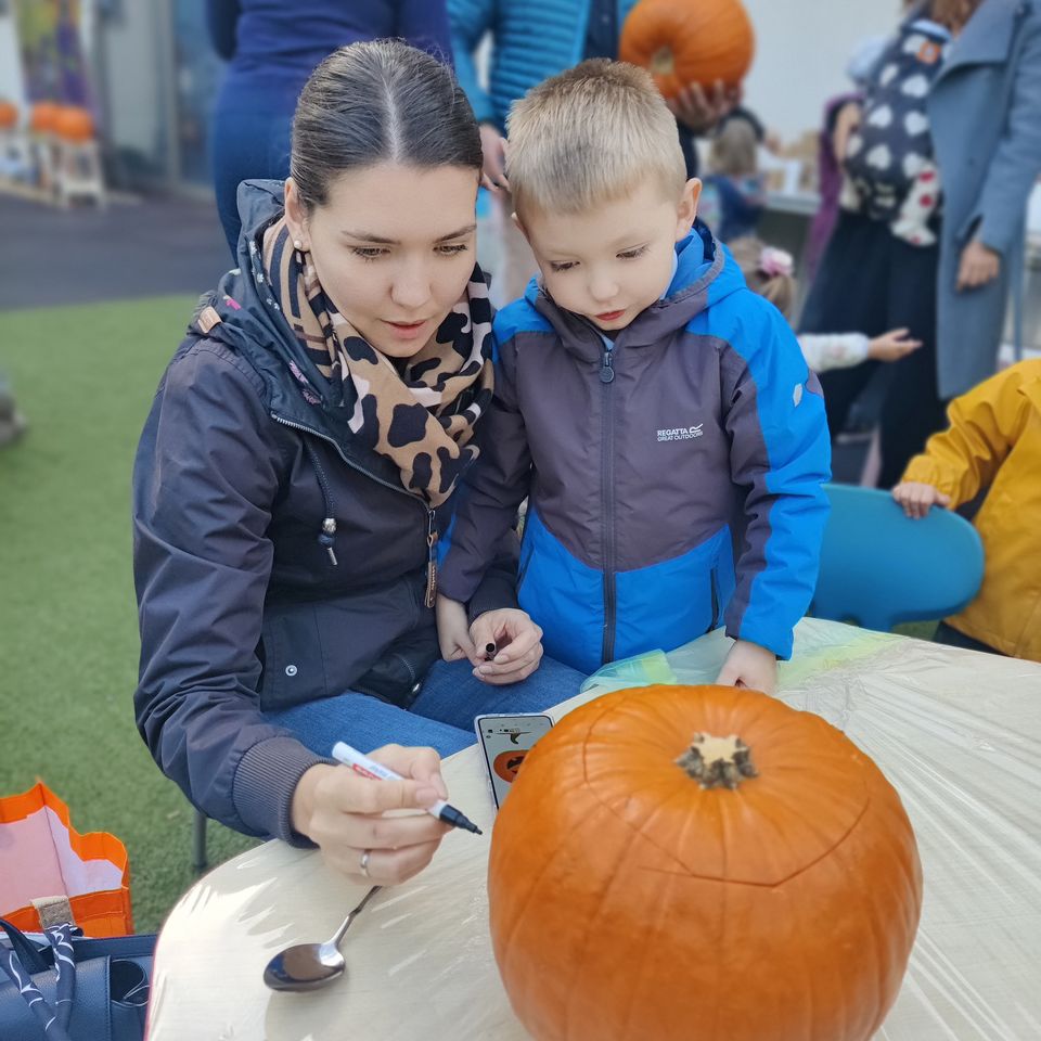 Vyrezávanie tekvičiek s rodičmi