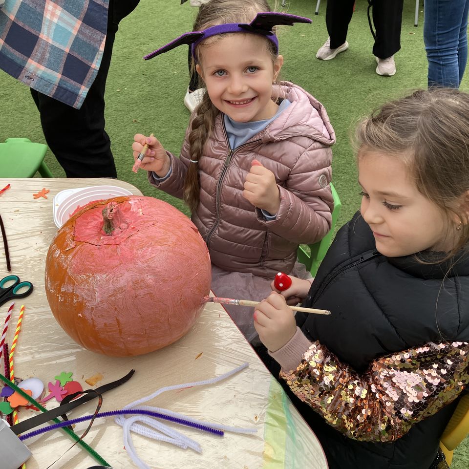 Vyrezávanie tekvičiek s rodičmi