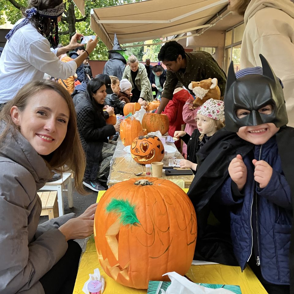 Vyrezávanie tekvičiek s rodičmi