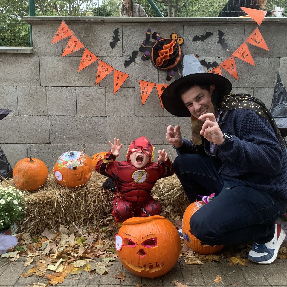 Vyrezávanie tekvičiek s rodičmi