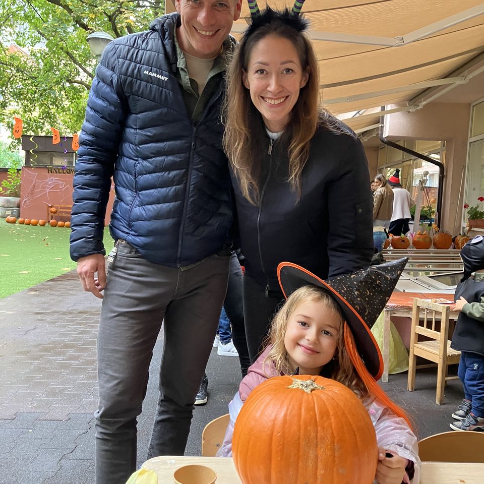 Vyrezávanie tekvičiek s rodičmi