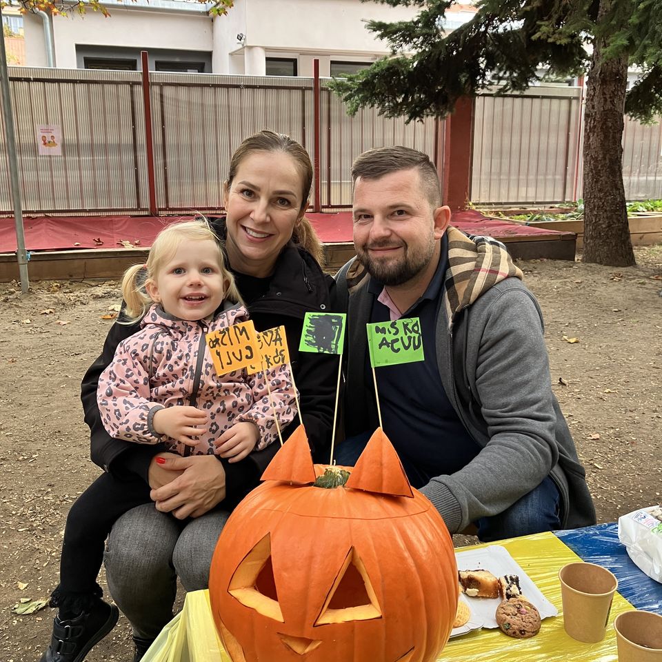 Vyrezávanie tekvičiek s rodičmi