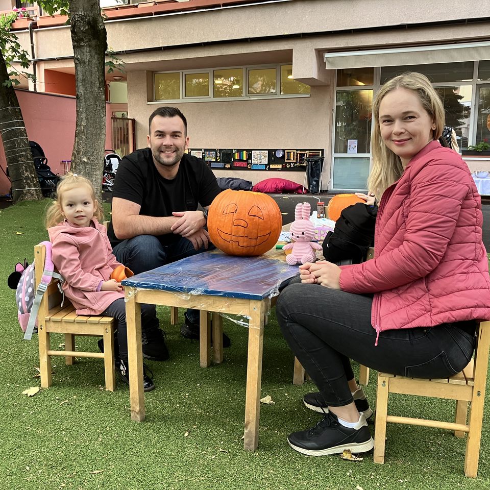 Vyrezávanie tekvičiek s rodičmi